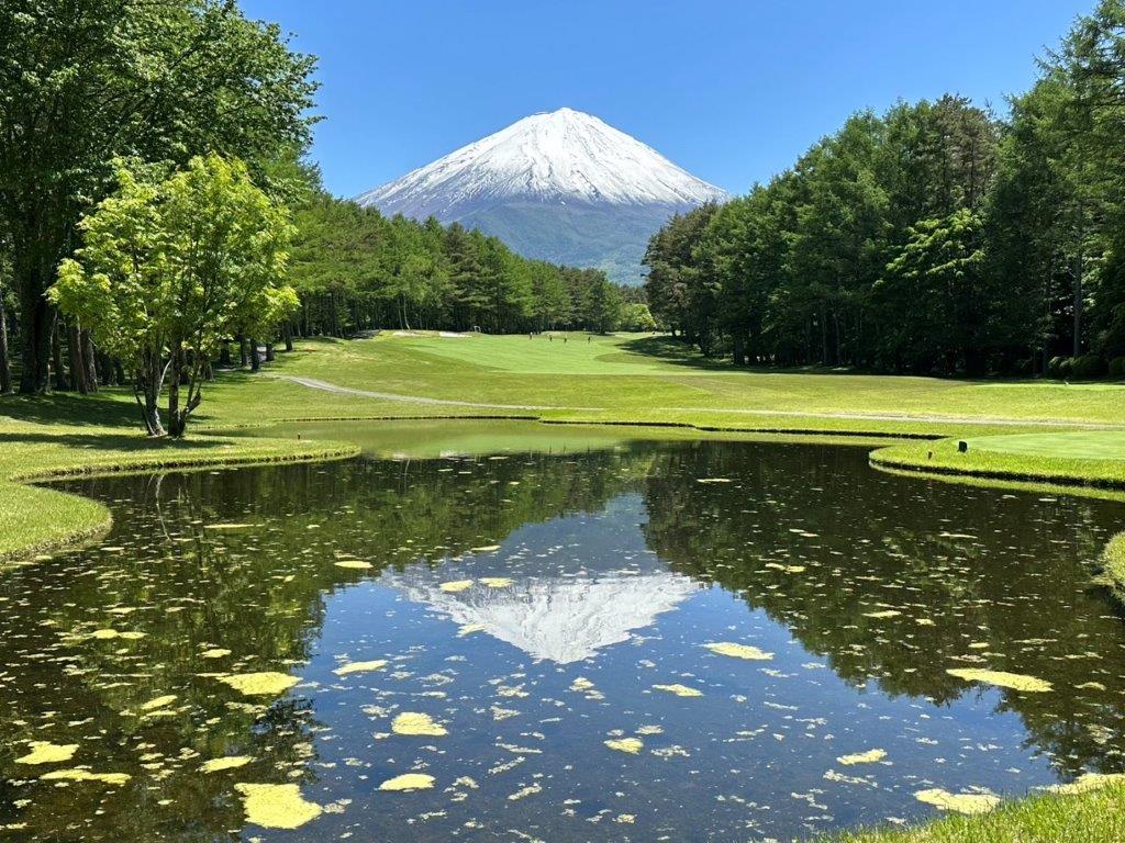 池に浮かぶ逆さ富士