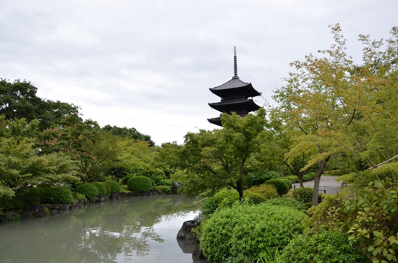 朝の雨間、東寺を散策