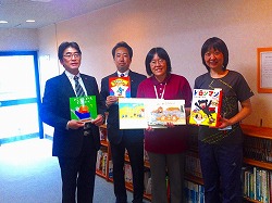 左から順に 当支部山中理事 三ッ石芝地区長
星野館長 児童館 工藤 様