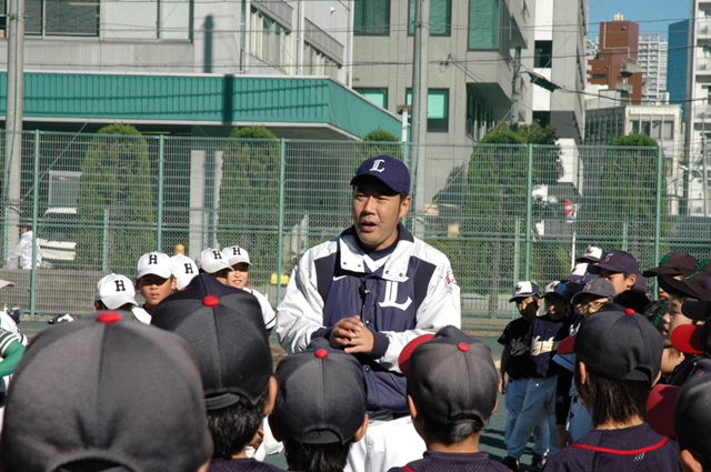 走塁指導を行う大塚光二氏