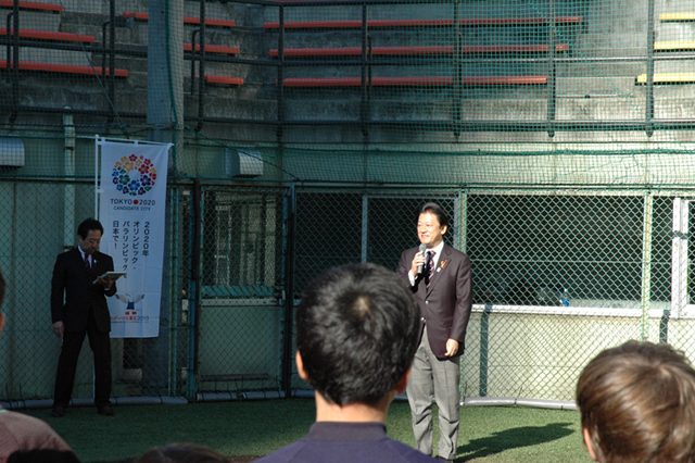 参加児童にメッセージを送る菅野区議会議長